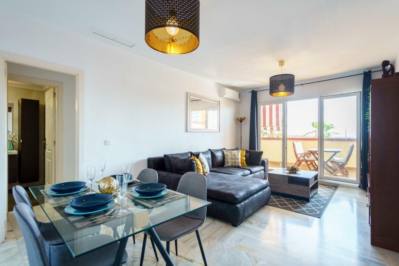 Spacious Beachfront Flat With Sea Views And Private Indoor Parking Benalmádena Esterno foto