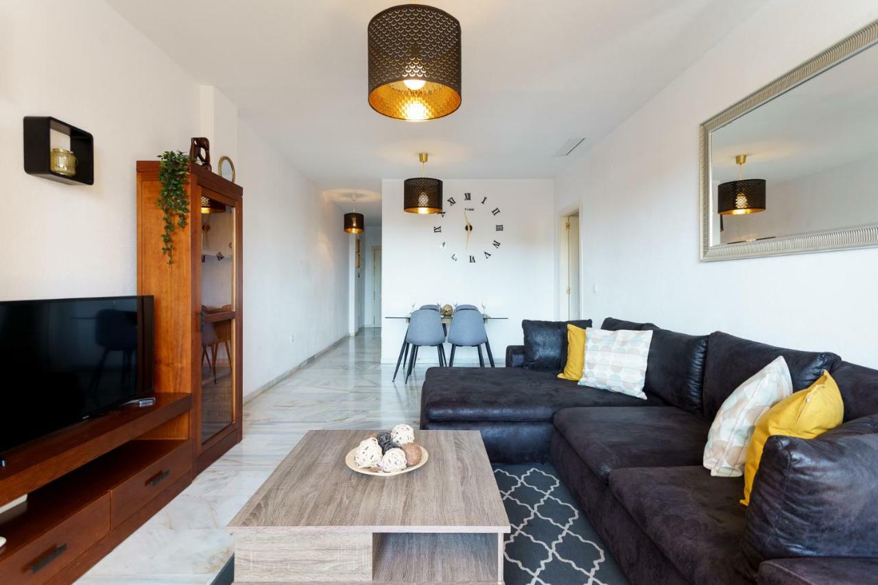 Spacious Beachfront Flat With Sea Views And Private Indoor Parking Benalmádena Esterno foto