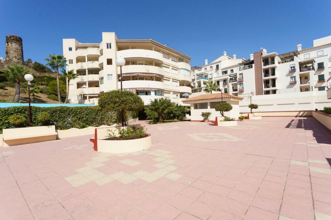 Spacious Beachfront Flat With Sea Views And Private Indoor Parking Benalmádena Esterno foto