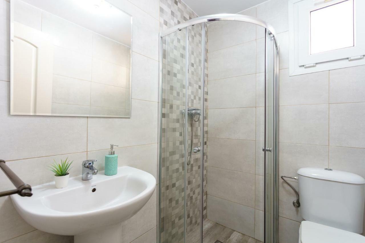 Spacious Beachfront Flat With Sea Views And Private Indoor Parking Benalmádena Esterno foto
