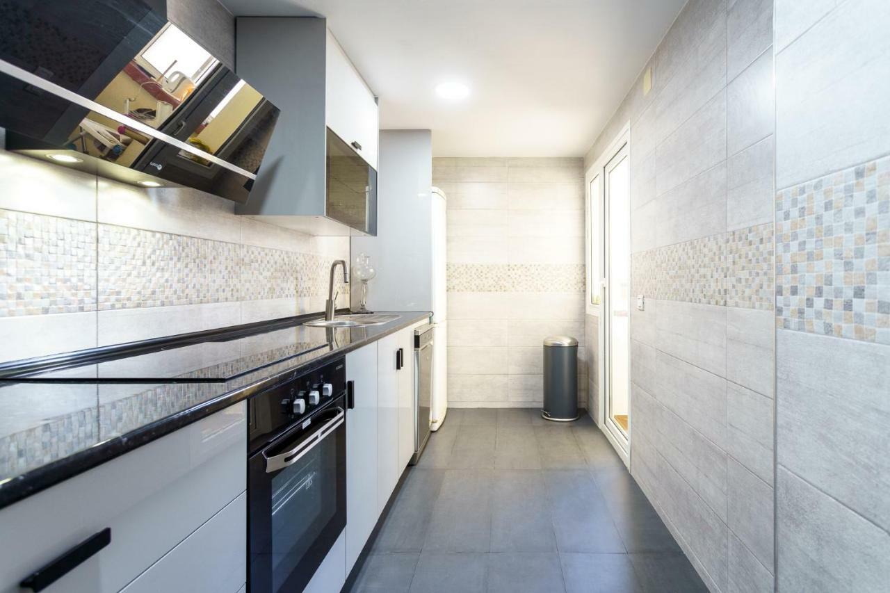 Spacious Beachfront Flat With Sea Views And Private Indoor Parking Benalmádena Esterno foto