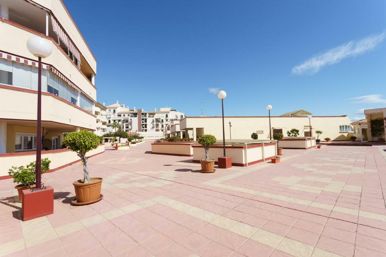 Spacious Beachfront Flat With Sea Views And Private Indoor Parking Benalmádena Esterno foto