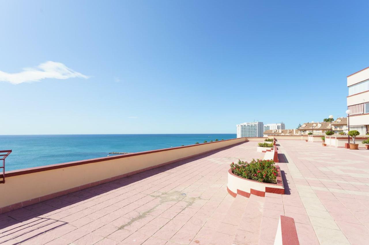 Spacious Beachfront Flat With Sea Views And Private Indoor Parking Benalmádena Esterno foto