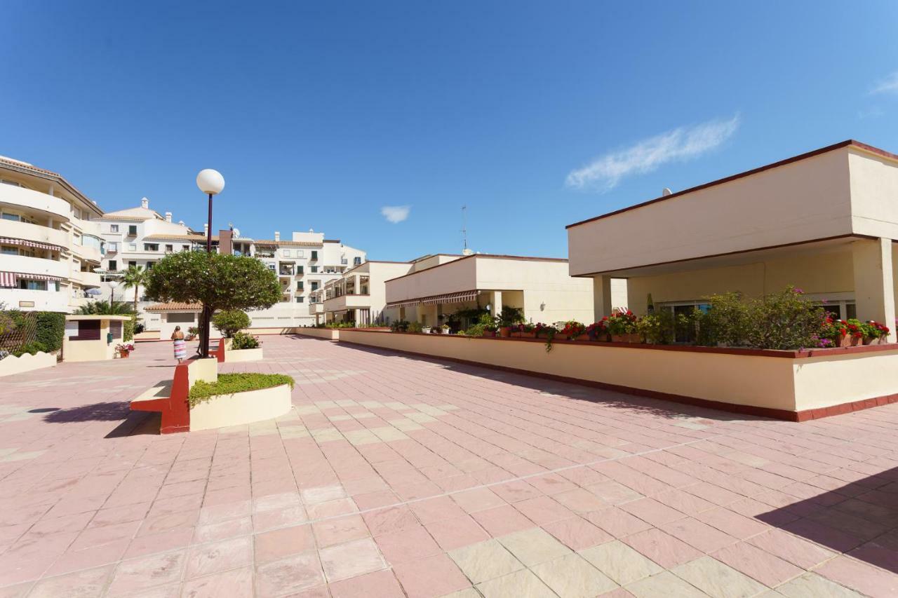 Spacious Beachfront Flat With Sea Views And Private Indoor Parking Benalmádena Esterno foto