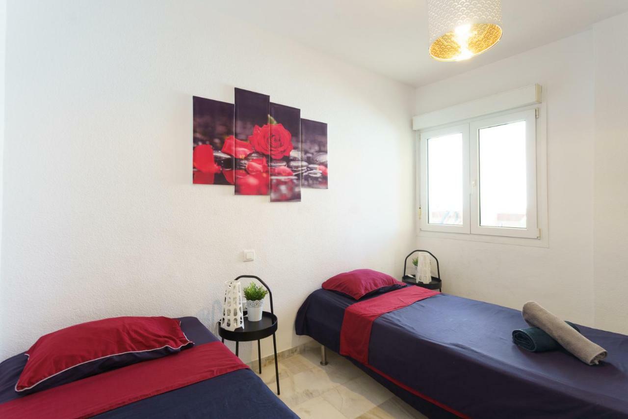 Spacious Beachfront Flat With Sea Views And Private Indoor Parking Benalmádena Esterno foto